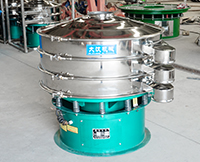 旋振篩多采用立式振動(dòng)電機(jī)作為激振來(lái)源，利用偏心塊的夾角的不同實(shí)現(xiàn)物料在篩網(wǎng)上運(yùn)動(dòng)的軌跡調(diào)整。
