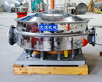 直排篩可分為單雙振動(dòng)源兩種，但其電機(jī)是懸掛在振動(dòng)篩框的外側(cè)，振動(dòng)理相對(duì)比較大。